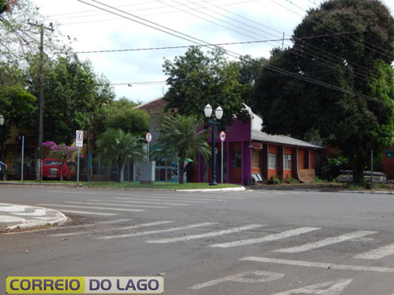 No local desta construção estava a residência da família Benacchio, mais tarde lanchonete Cabana, na esquina da Av. Brasil com a Rua das Américas. Foto/2015. (Vide foto anterior).
