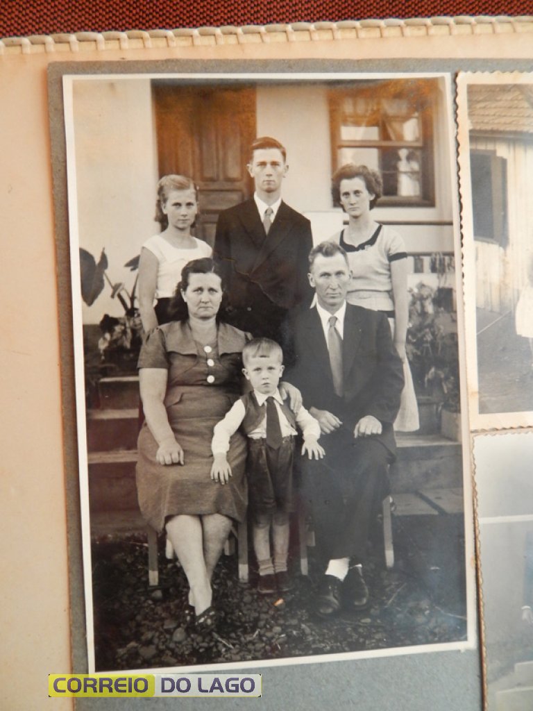 Pais e irmão de Oniva. Ela está à direita da foto