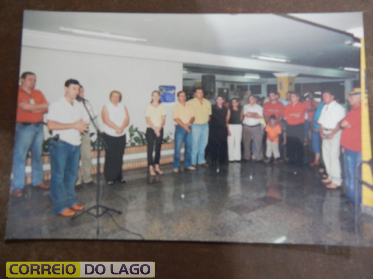 O então vice-prefeito Altair discorrendo aos familiares de Marino Carvalho da Silvaa respeito da homenagem prestada ao pioneiro. Década de 2000. Local - Rodoviária SH. O então vice-prefeito Altair discorrendo aos familiares de Marino Carvalho da Silvaa respeito da homenagem prestada ao pioneiro. Década de 2000. Local - Rodoviária SH.