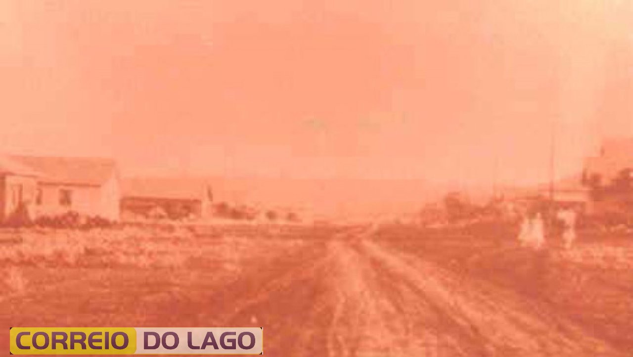 Vista parcial da Avenida Brasil no início dos anos 60, logo após a sua abertura. Seguindo o antigo trajeto da estrada de rodagem que ligava Guaíra a Foz do Iguaçu, a Avenida Brasil foi a primeira e mais importante artéria urbana da cidade de Santa Helena.