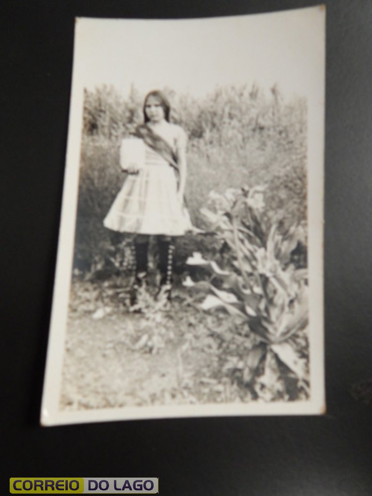 Celonir Bender, filha do casal Bronildo e Veleda Bender. Na foto quando estudava no Colégio Estadual Verônica Zimermann de São Clemente. Década de 1970. Celonir Bender, filha do casal Bronildo e Veleda Bender. Na foto quando estudava no Colégio Estadual Verônica Zimermann de São Clemente. Década de 1970.
