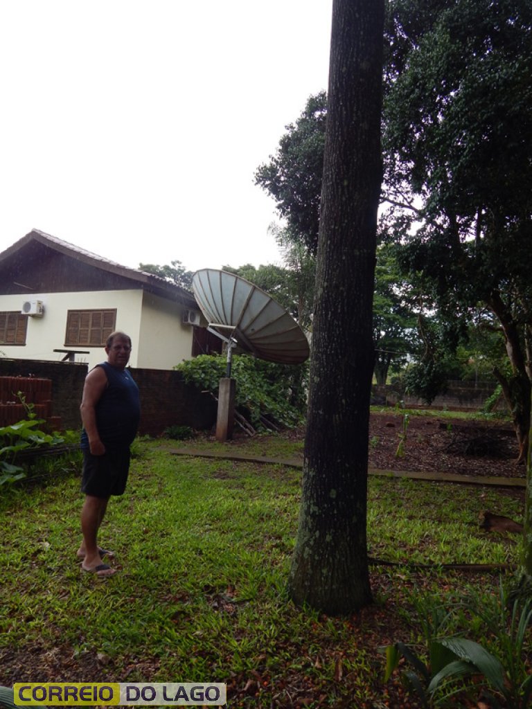 Paulo Kozerski defronte da castanheira plantada em 1994 no pátio da casa SH. A semente da desta vegetação foi trazida de Ariquemes Ro. Está com uns 20 metros de altura. Paulo Kozerski defronte da castanheira plantada em 1994 no pátio da casa SH. A semente da desta vegetação foi trazida de Ariquemes Ro. Está com uns 20 metros de altura.