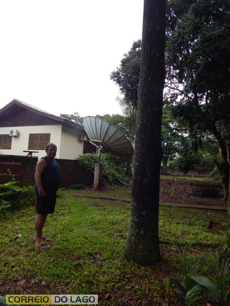 Paulo Kozerski defronte da castanheira plantada em 1994 no pátio da casa SH. A semente da desta vegetação foi trazida de Ariquemes Ro. Está com uns 20 metros de altura.