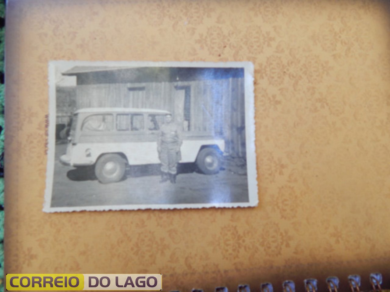 Militar e a Rural Willys defronte do destacamento dos soldados em São Clemente. Ano 1970. No local está concentrado atualmente a revenda de veículos de São Clemente.