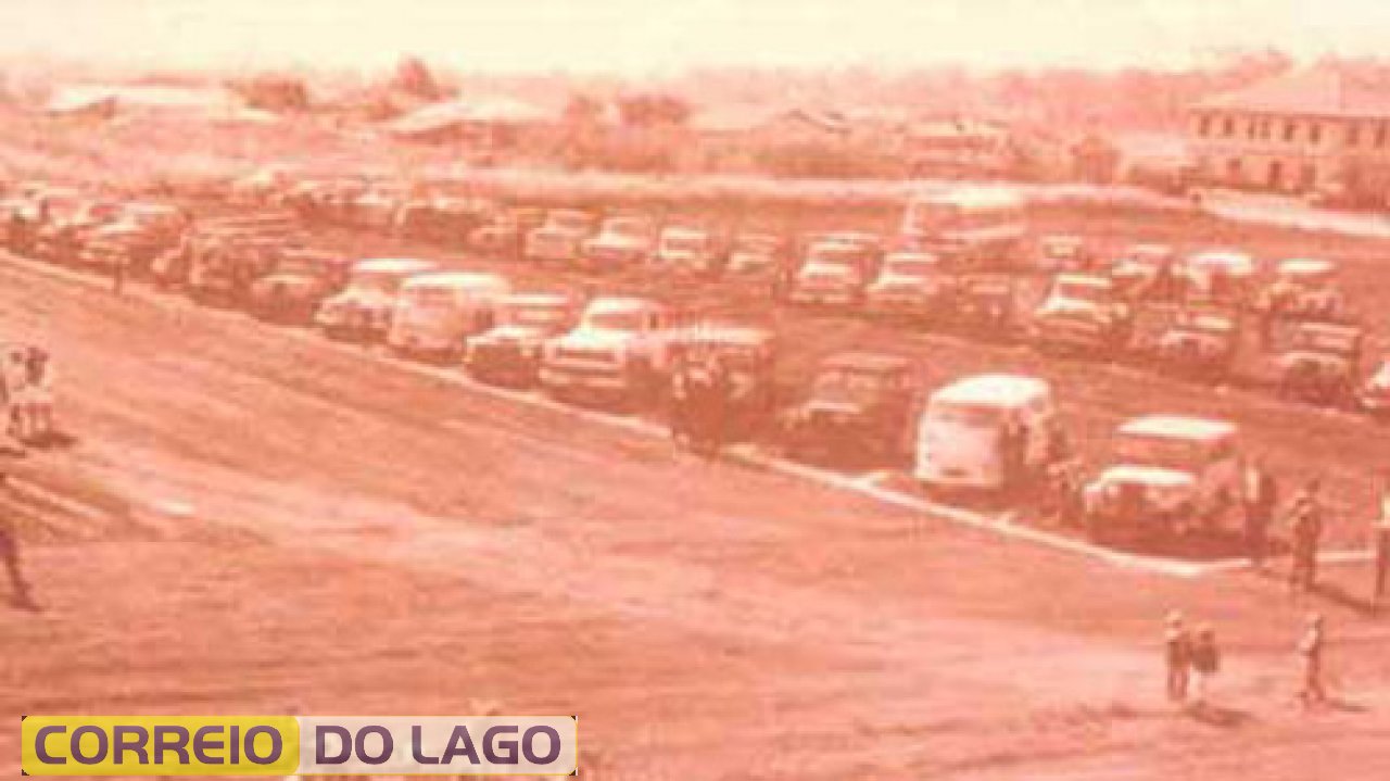 Visão panorâmica da Praça Anchieta, quando da realização da festa em homenagem a Santo Antônio, em 1971. Ao fundo, o Simioni Hotel, antes da sua construção em alvenaria. A Praça Anchieta teve seu nome mudado para Antônio Thomé, através da Lei Municipal 854/94.