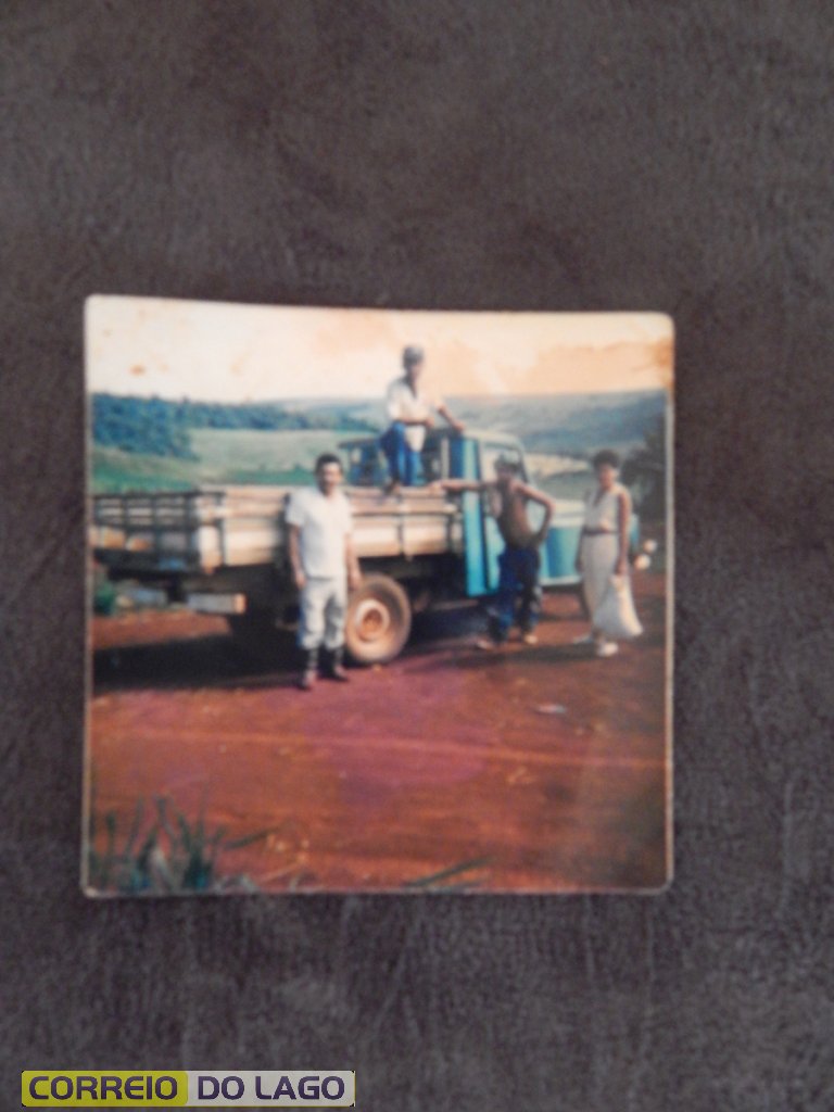 Alcides Rosa Correia com sua pick up de fronte de sua chácara em Vera Cruz do Oeste. Década de 80. Sobre o carro João Rosa. Abaixo Alcides Filho e a nora Lúcia (falecida). Alcides Rosa Correia com sua pick up de fronte de sua chácara em Vera Cruz do Oeste. Década de 80. Sobre o carro João Rosa. Abaixo Alcides Filho e a nora Lúcia (falecida).