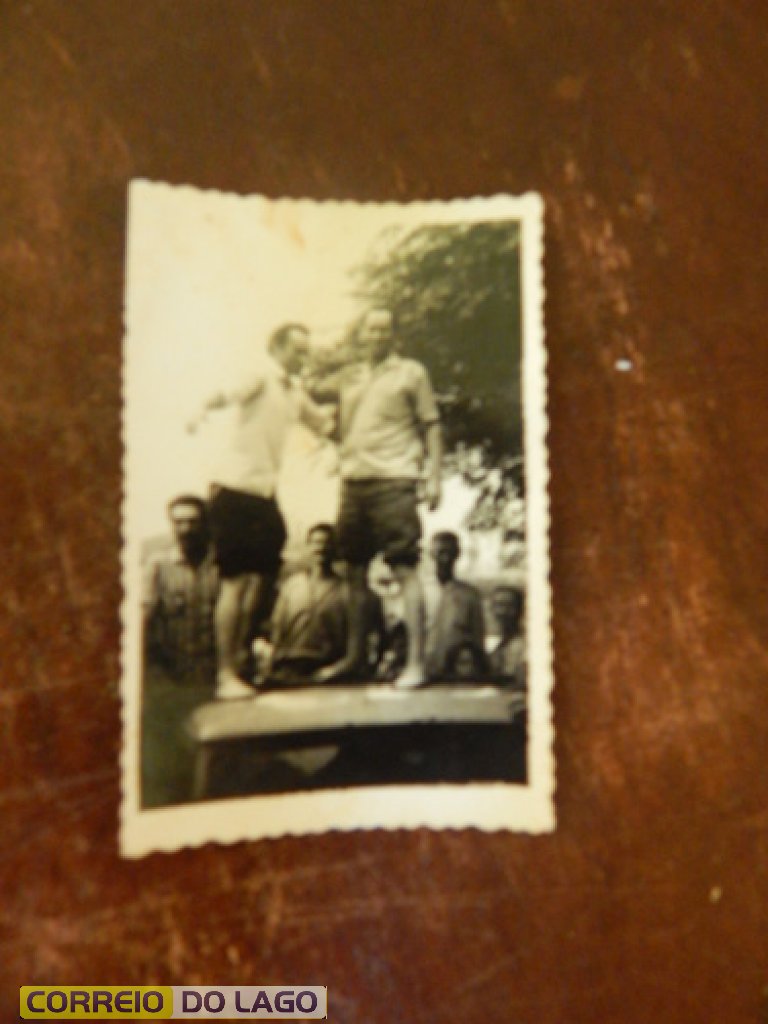 Arnald Weisheimer e Orlando Weber comemorando a vitória que obtiveram na disputa do pleito eleitoral de 1968 em Santa Helena. Local Praça Central de SH. Arnald Weisheimer e Orlando Weber comemorando a vitória que obtiveram na disputa do pleito eleitoral de 1968 em Santa Helena. Local Praça Central de SH.