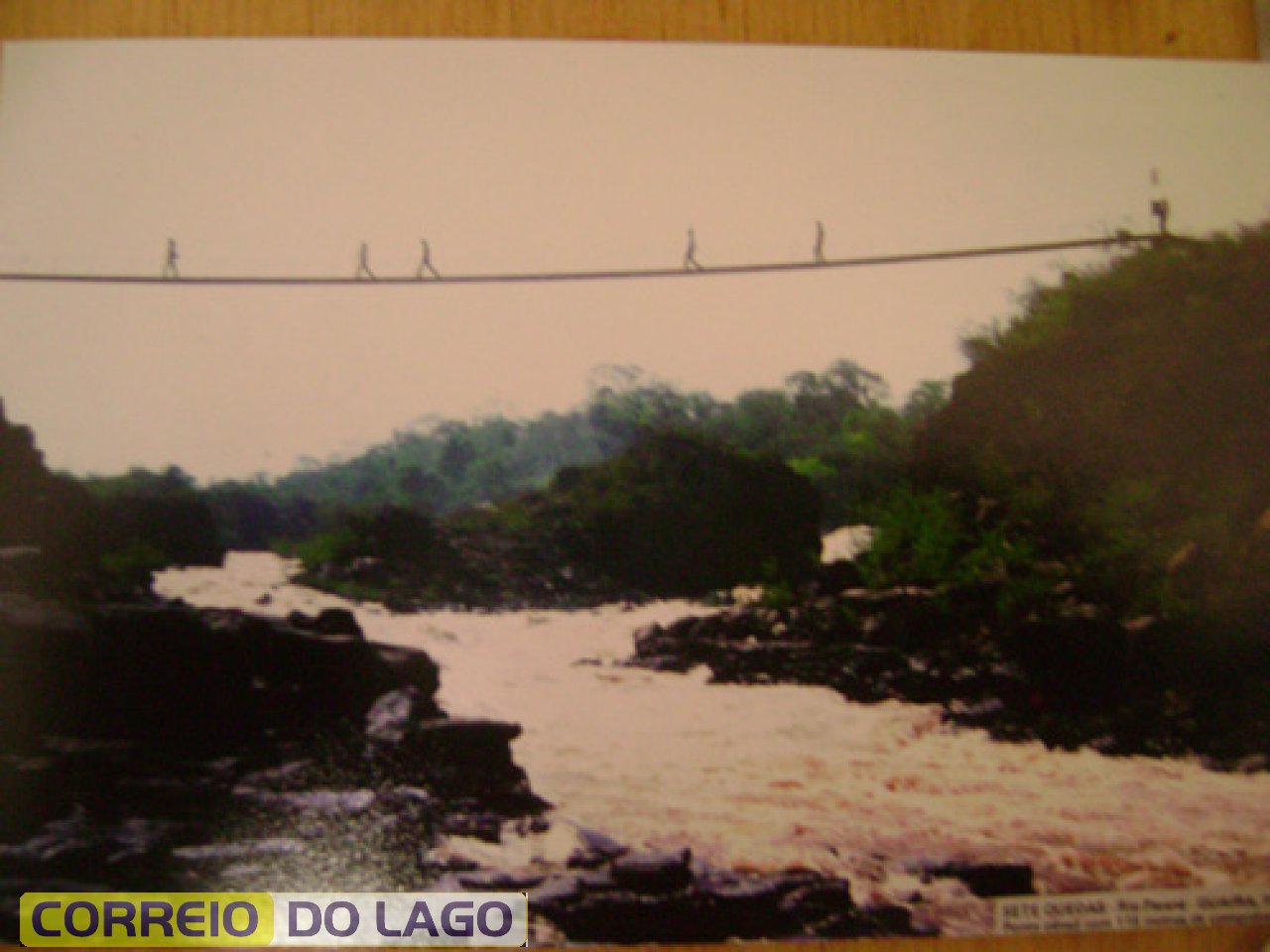 Guaíra. Ponte suspensa que servia para as pessoas passar de uma queda a outra. Sete Quedas. Local de uma tragédia que matou dezenas de turistas em 1982 quando os cabos de sustentação se rompeu, alguns meses antes do desaparecimento das Sete Quedas com formação do Lago de Itaipu.