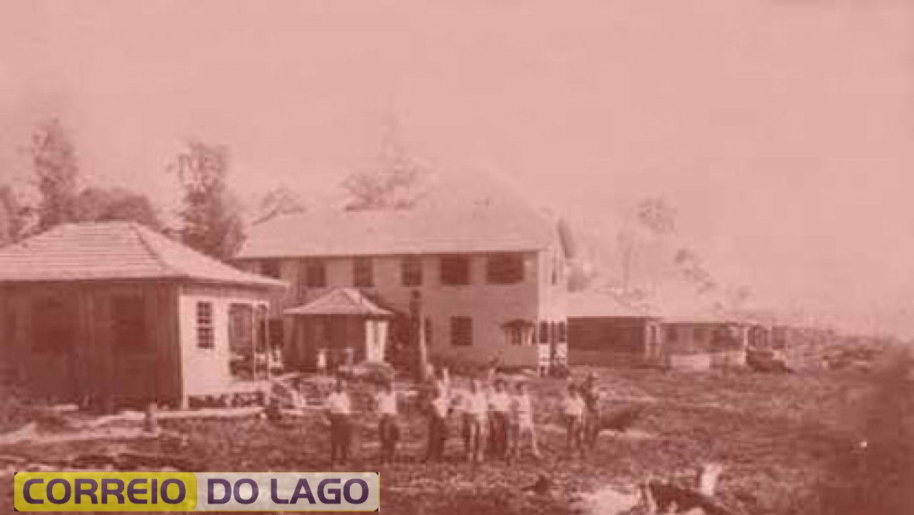 1959. Vista do primeiro hotel construído na cidade de Santa Helena. Tinha dois pisos e pertencia inicialmente a Antônio Thomé, que o vendeu naquele mesmo ano para Orlando Webber. A residência em primeiro plano pertenceu a João Marcelino Madalozzo.