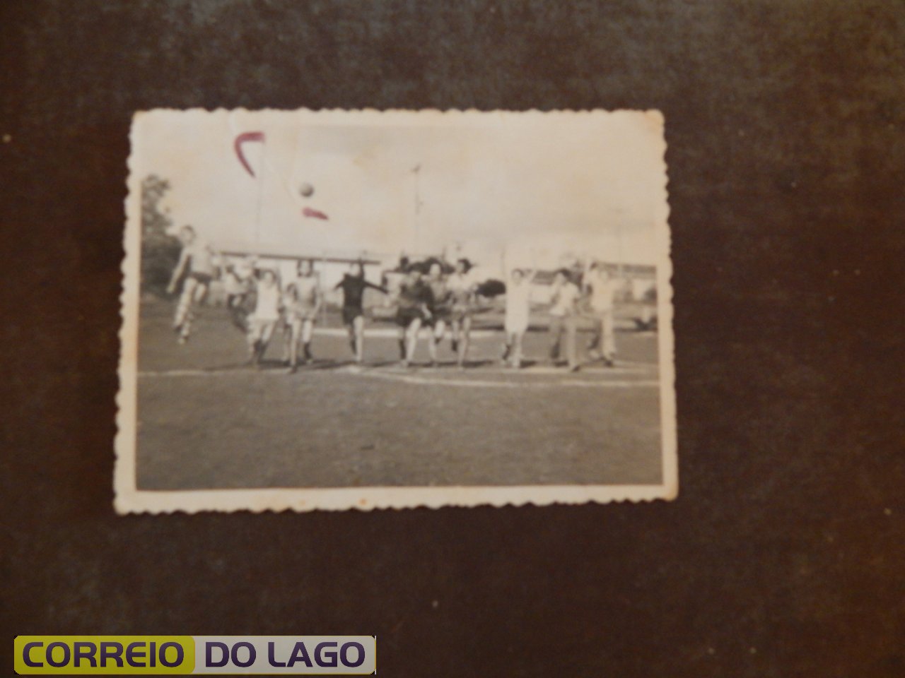 João Rosa Correia com os colegas se preparando para jogar uma partida de futebol. É o terceiro da direita para esquerda. Na época com 13 anos de idade. Vera Cruz do Oeste - Pr. João Rosa Correia com os colegas se preparando para jogar uma partida de futebol. É o terceiro da direita para esquerda. Na época com 13 anos de idade. Vera Cruz do Oeste - Pr.