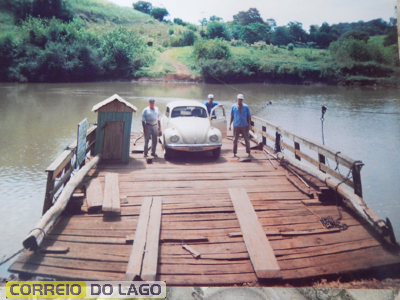 Balsa sobre o R. Ijuí RS. Esquerda da foto, Bronildo; direita condutor da balsa Bender; motorista - Volks Mudinho. Balsa existe a mais de 100 anos. Bronildo foi visitar parentes na Colônia Vitória, precisou usar a balsa. Foto 2010. Balsa sobre o R. Ijuí RS. Esquerda da foto, Bronildo; direita condutor da balsa Bender; motorista - Volks Mudinho. Balsa existe a mais de 100 anos. Bronildo foi visitar parentes na Colônia Vitória, precisou usar a balsa. Foto 2010.