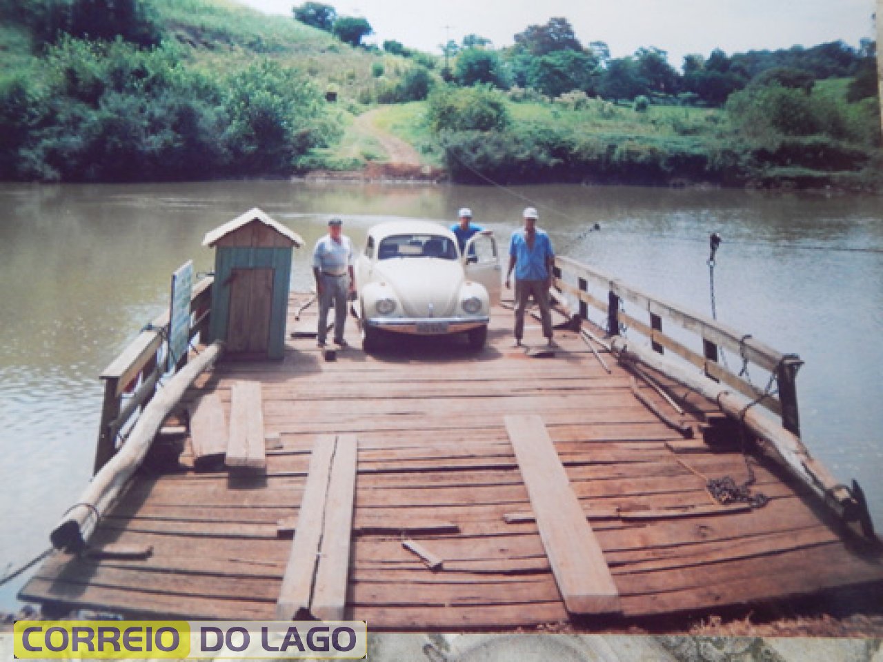 Balsa sobre o R. Ijuí RS. Esquerda da foto, Bronildo; direita condutor da balsa Bender; motorista - Volks Mudinho. Balsa existe a mais de 100 anos. Bronildo foi visitar  parentes na  Colônia Vitória, precisou usar a balsa. Foto 2010.