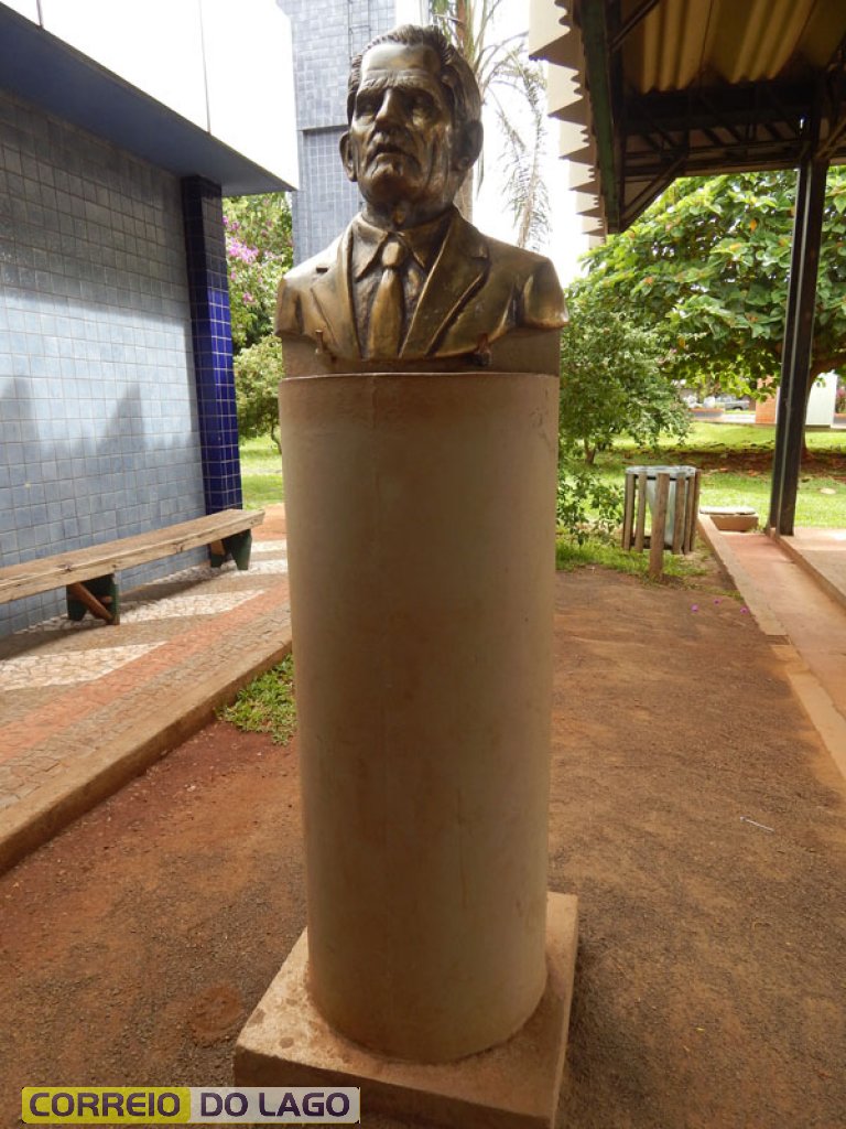 Busto em Homenagem a Marino Carvalho da Silva. Instalado na entrada do terminal rodoviário de SH. Busto em Homenagem a Marino Carvalho da Silva. Instalado na entrada do terminal rodoviário de SH.
