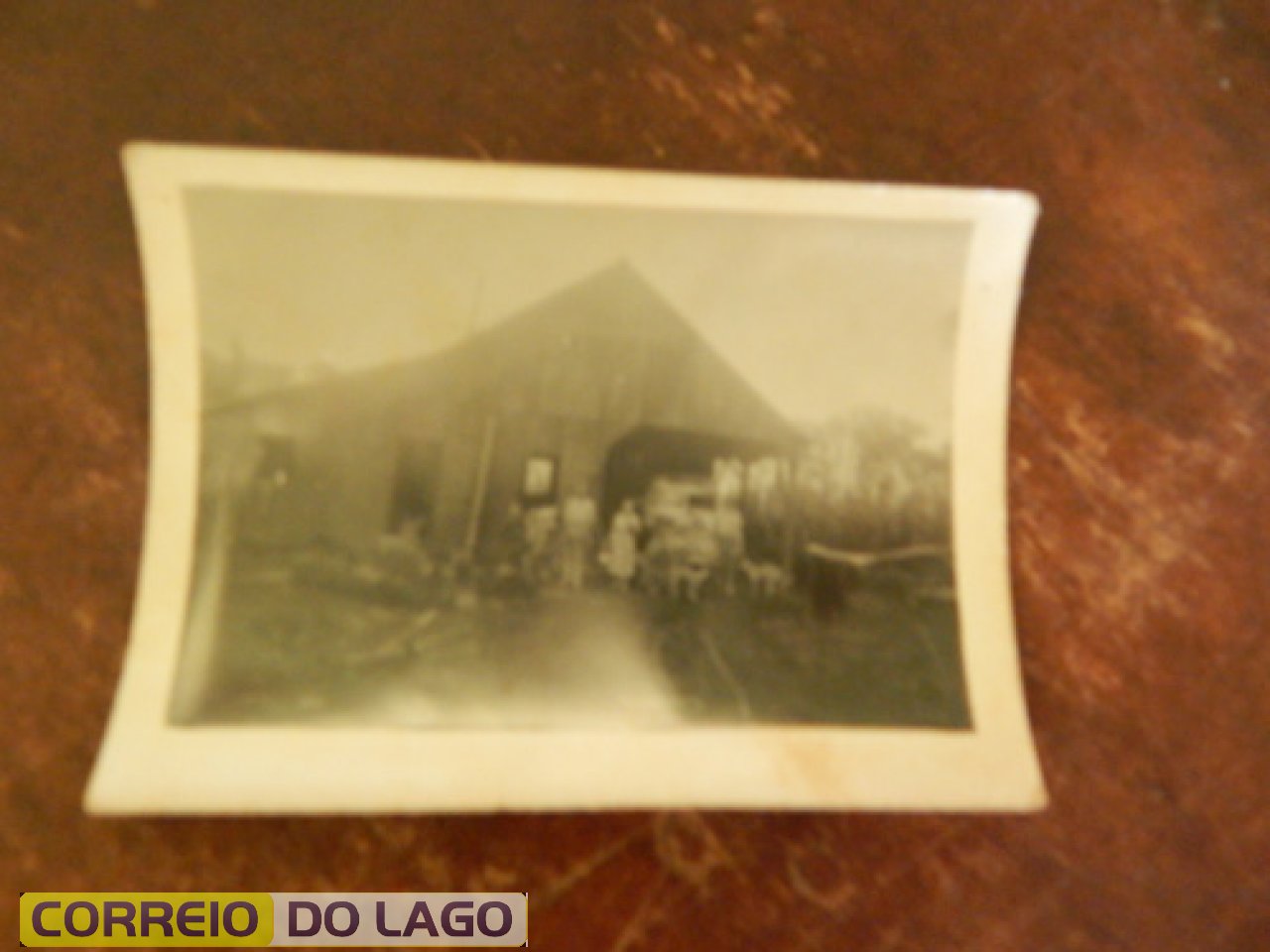 Residência da família Busseler. Local - Ficava na Praia de SH. Ao fundo o ônibus da família Busseler que transportava os santa-helenenses durante viagens pela região e RS. Déc, 60. Residência da família Busseler. Local - Ficava na Praia de SH. Ao fundo o ônibus da família Busseler que transportava os santa-helenenses durante viagens pela região e RS. Déc, 60.