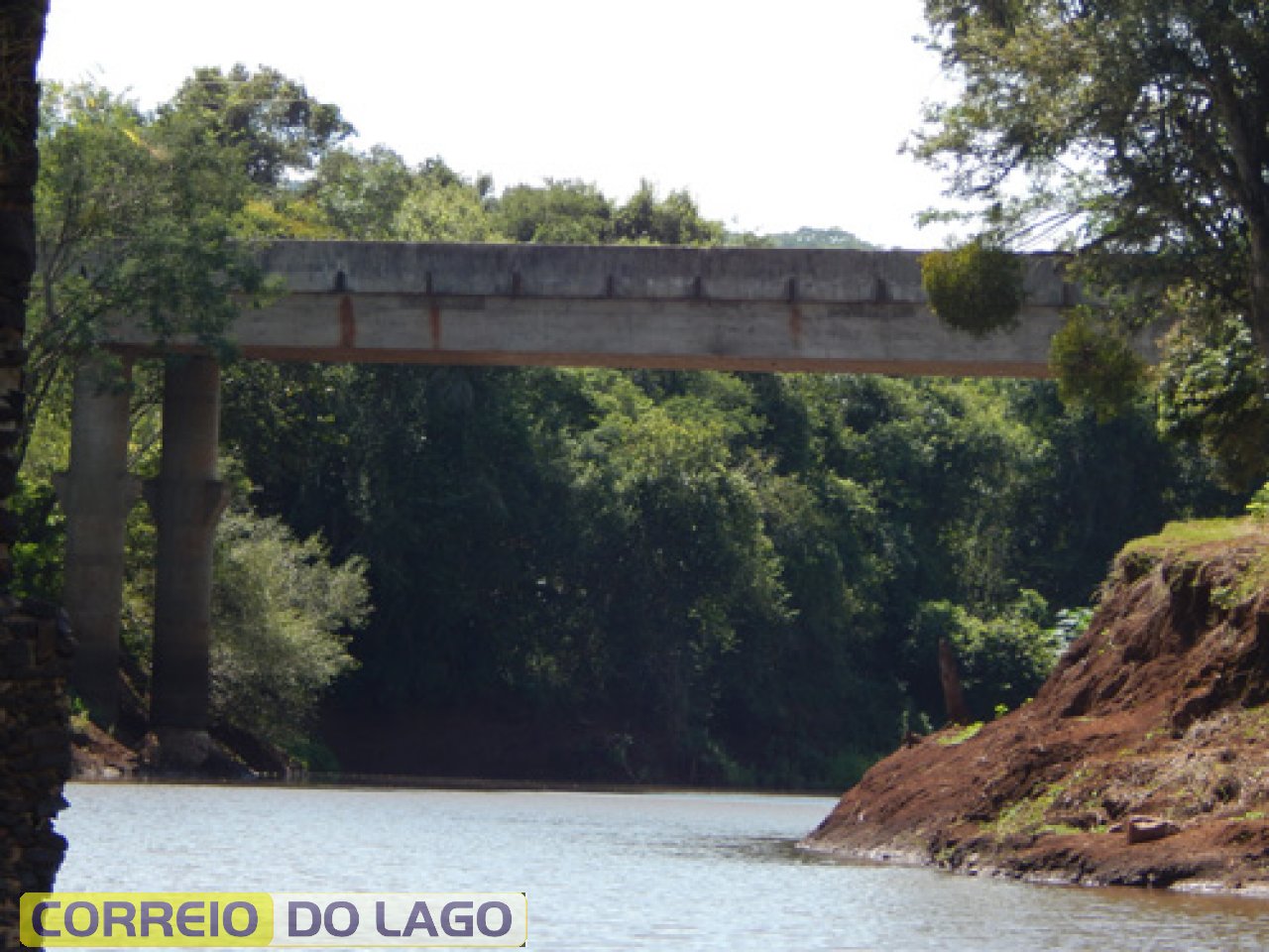 Visão da atual ponte de ligação entre Santa Helena e Diamante do Oeste. Foto março/ 2015.