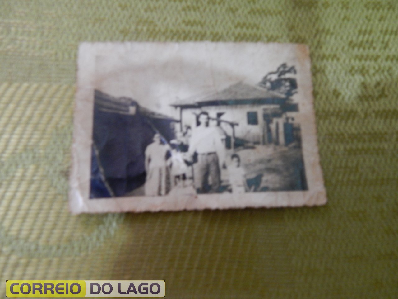 Ana Rosa Galvão e Marcelino José Galvão com os filhos Luis e Fátima Galvão. Mirador década de 1960. Ao fundo a residência da família.