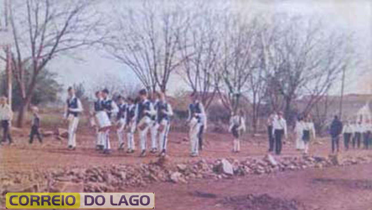 Desfile de 7 Setembro percorre a Avenida Brasil no ano de 1970. À frente, abrindo alas, a Fanfarra Municipal.