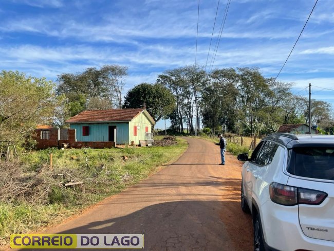 Perito observando uma das propriedades durante a avaliação (Fonte Extra)