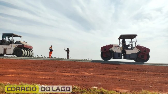 Trabalhadores não param e asfalto segue em ritmo acelerado (Foto: Elder Boff)