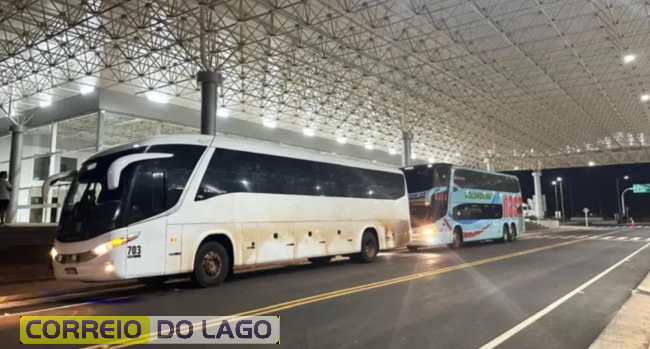 Ônibus de turismo aguardam liberação para travessia noturna na Ponte da Integração. Foto: Gentileza Direção Nacional de Migrações.