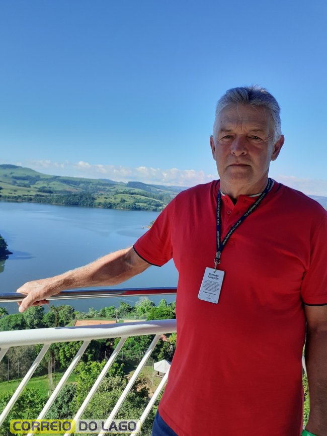 Claudio Uhry que há praticamente 50 anos ele transporta casas pela região