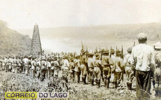 Foto: Integrantes da Coluna Prestes no Marco das Três Fronteiras em Foz do Iguaçu (reprodução arq.histórico.br) Foto: Integrantes da Coluna Prestes no Marco das Três Fronteiras em Foz do Iguaçu (reprodução arq.histórico.br)
