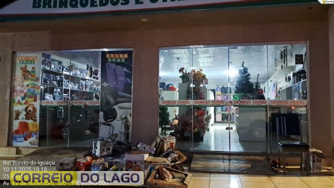 Fotos de iluminação retabelecida: As equipes da companhia já recompuseram 75% da infraestrutura da rede elétrica, religando parte de unidades consumidoras e da iluminação pública no município.