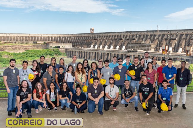 Grupo de estagiários da Itaipu no Mirante Central, em 2020. Crédito: Rubens Fraulini/Itaipu Binacional.