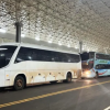 Ônibus de turismo aguardam liberação para travessia noturna na Ponte da Integração. Foto: Gentileza Direção Nacional de Migrações.
